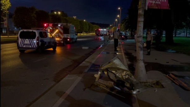 Foto - Hafif ticari araç bariyere ve elektrik direğine çarptı