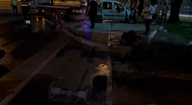 Foto - Hafif ticari araç bariyere ve elektrik direğine çarptı