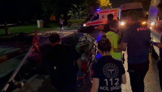 Hafif ticari araç bariyere ve elektrik direğine çarptı