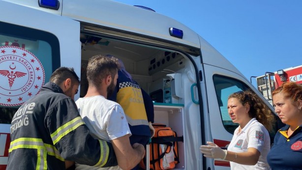 Foto - Hafif ticari araç, tırın altına girdi