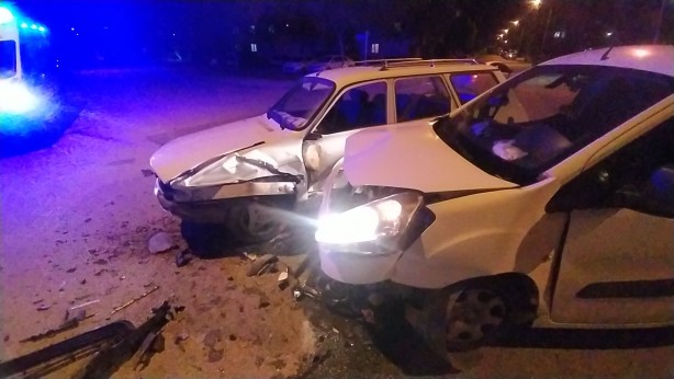 Foto - Hafif ticari araç ve otomobil çarpıştı: 1 yaralı