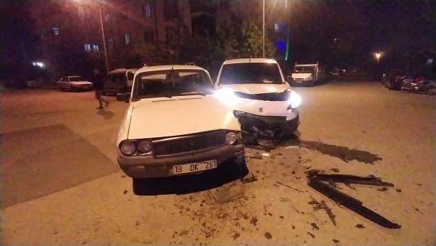 Foto - Hafif ticari araç ve otomobil çarpıştı: 1 yaralı