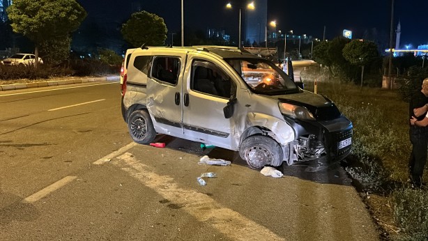 Foto - Hafif ticari araç yan yatıp 30 metre sürüklendi