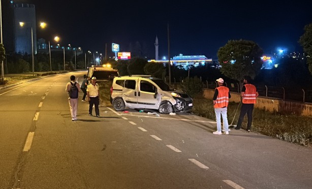 Hafif ticari araç yan yatıp 30 metre sürüklendi