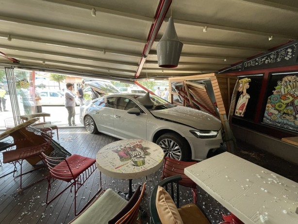 Foto - Hafif ticari araçla çarpışan otomobilin kafeye girme anı kamerada