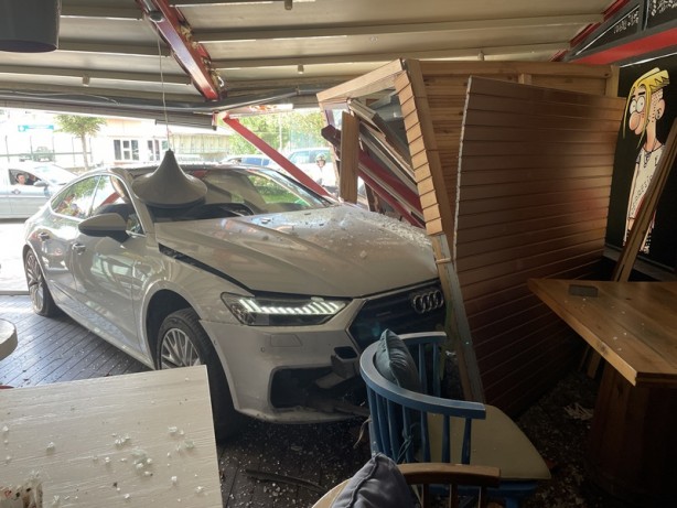 Foto - Hafif ticari araçla çarpışan otomobilin kafeye girme anı kamerada