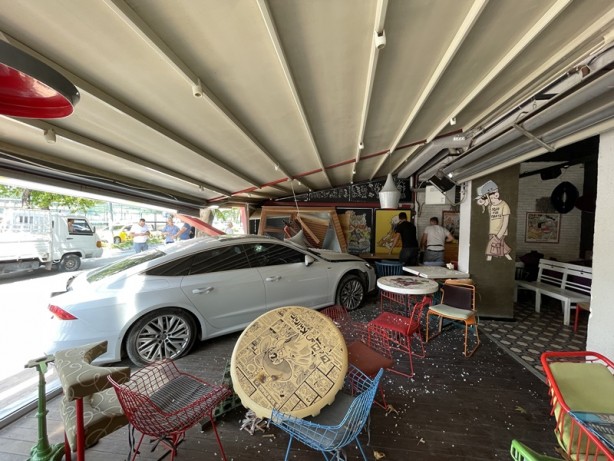 Foto - Hafif ticari araçla çarpışan otomobilin kafeye girme anı kamerada