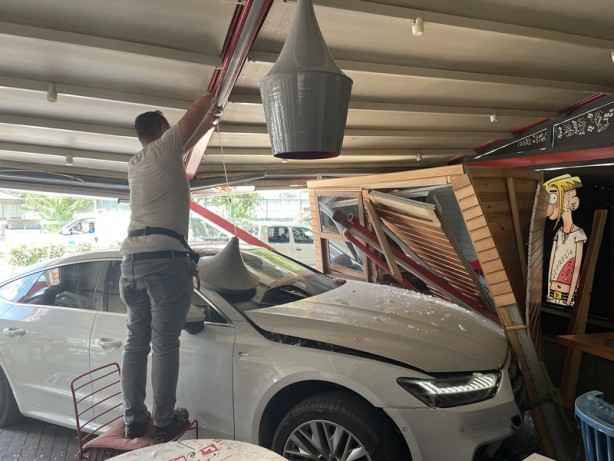 Foto - Hafif ticari araçla çarpışan otomobilin kafeye girme anı kamerada