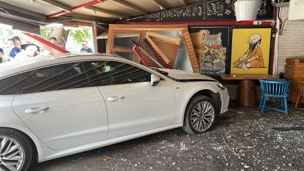 Hafif ticari araçla çarpışan otomobilin kafeye girme anı kamerada