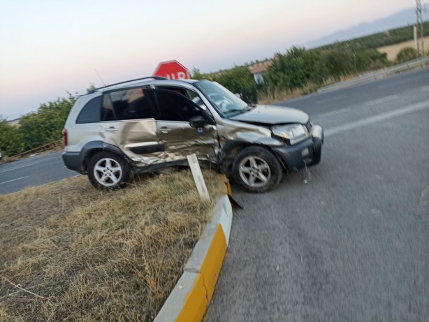 Foto - Hafif ticari araçla otomobil çarpıştı: 5 yaralı