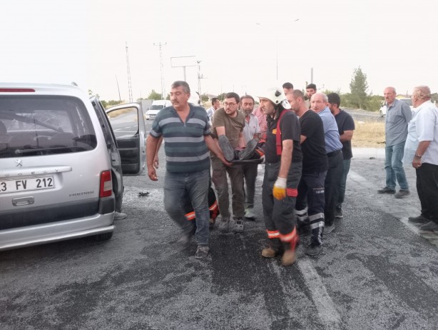 Foto - Hafif ticari araçla otomobil çarpıştı: 5 yaralı