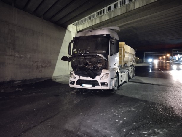 Foto - Hafriyat kamyonu alev alev yandı