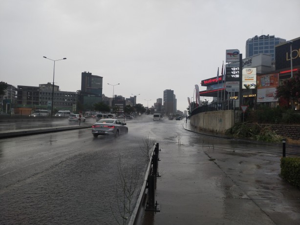 Hafta sonuna yağmurla uyandık
