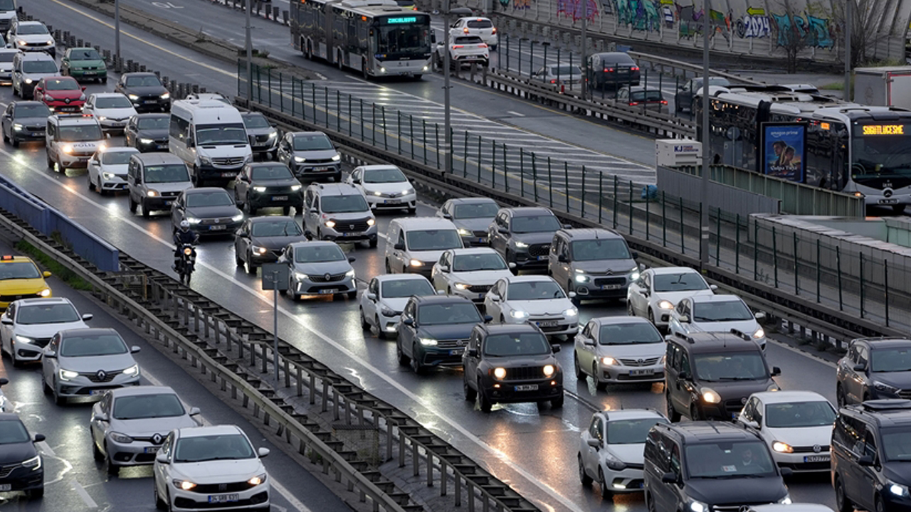 Foto - Haftanın ilk iş günü İstanbul felç! Trafik pes dedirtti! Sürücüler isyan etti