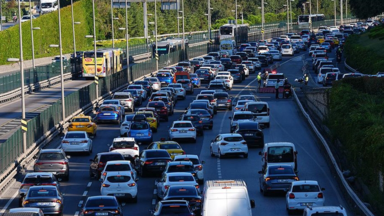 Foto - Haftanın ilk iş günü İstanbul felç! Trafik pes dedirtti! Sürücüler isyan etti