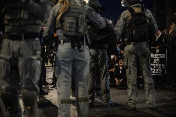 Foto - Haham Dov Lando çağrı yaptı ve İsrail karıştı: Ortodoks Yahudiler ile polis çatıştı 