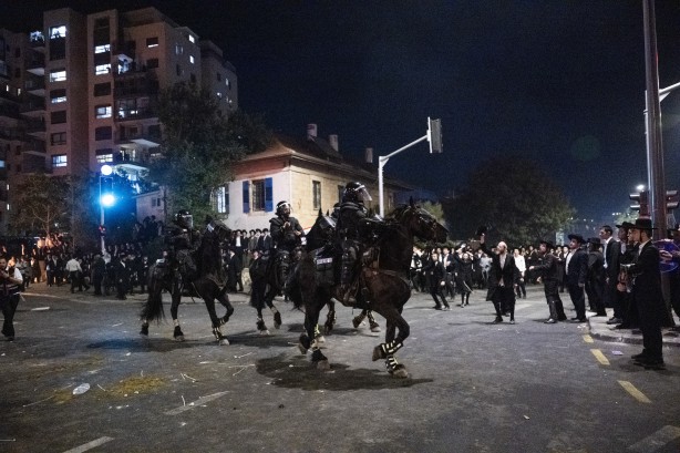 Foto - Haham Dov Lando çağrı yaptı ve İsrail karıştı: Ortodoks Yahudiler ile polis çatıştı 
