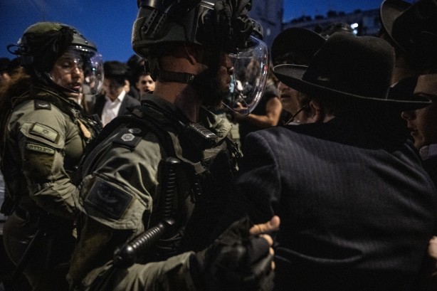 Foto - Haham Dov Lando çağrı yaptı ve İsrail karıştı: Ortodoks Yahudiler ile polis çatıştı 