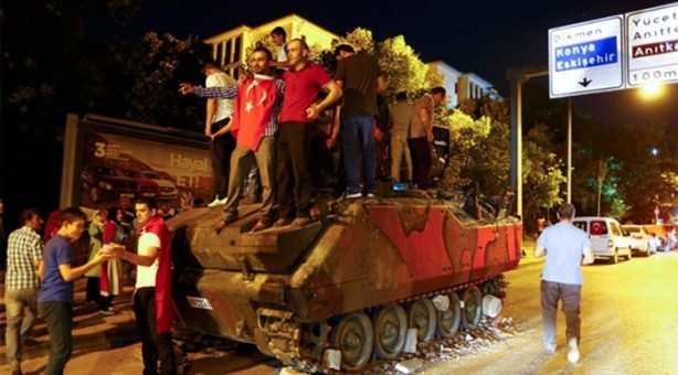 Hainler halka ateş etmeyen askeri vurmuşlar!