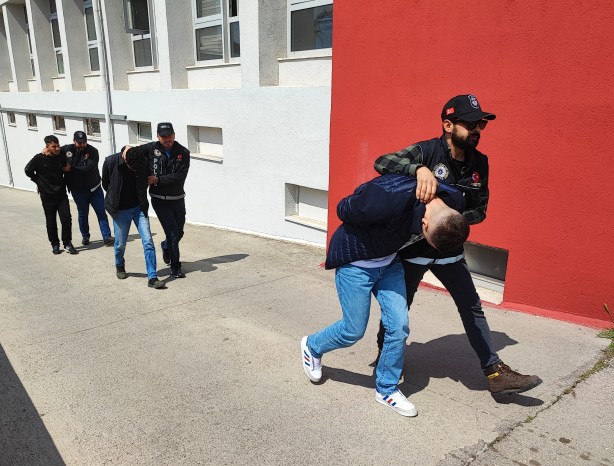 Foto - Hainlerden her gün yeni bir numara! El çantasındaki patatesin içinden çıktı