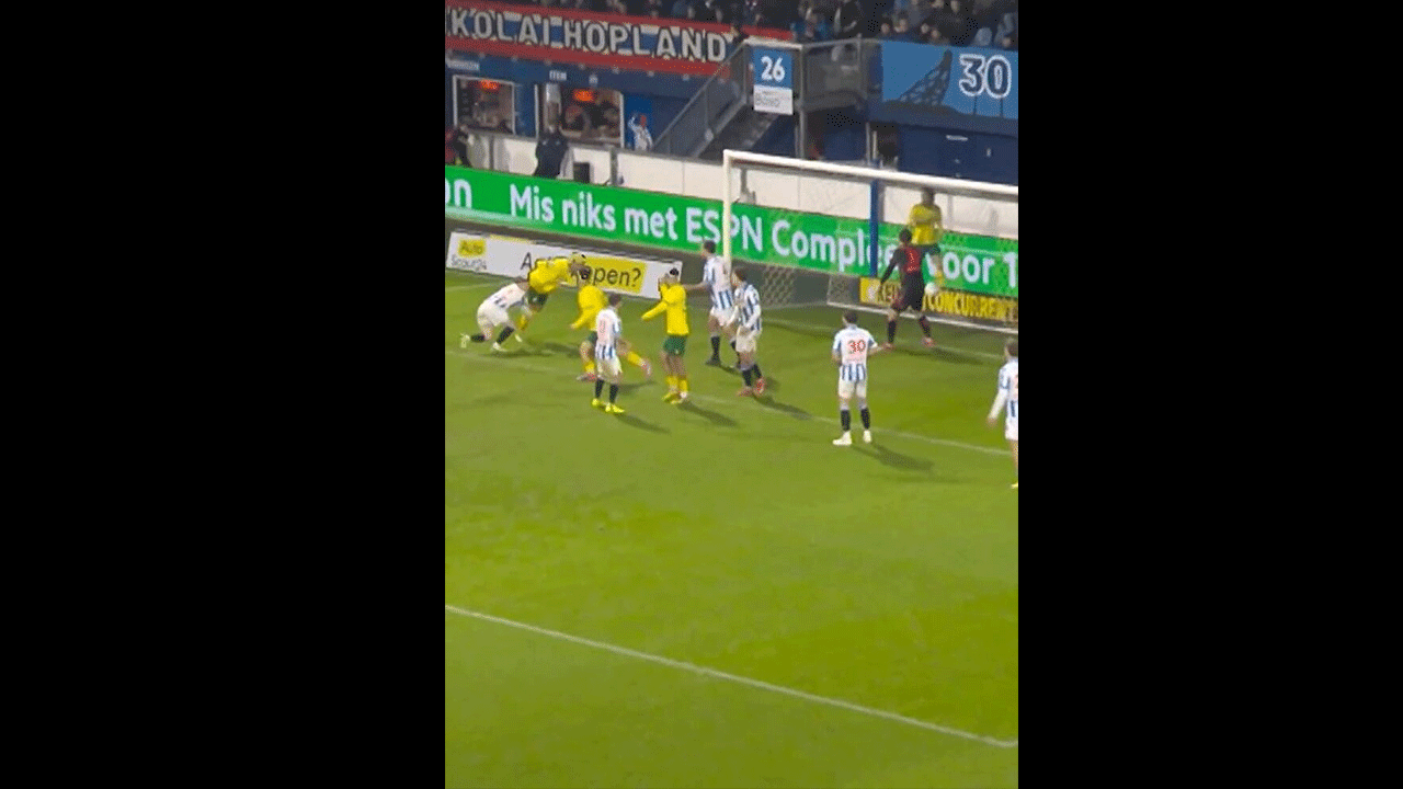 Foto - Hakem bile fark edemedi: Sahada şaşkına çeviren görüntü!