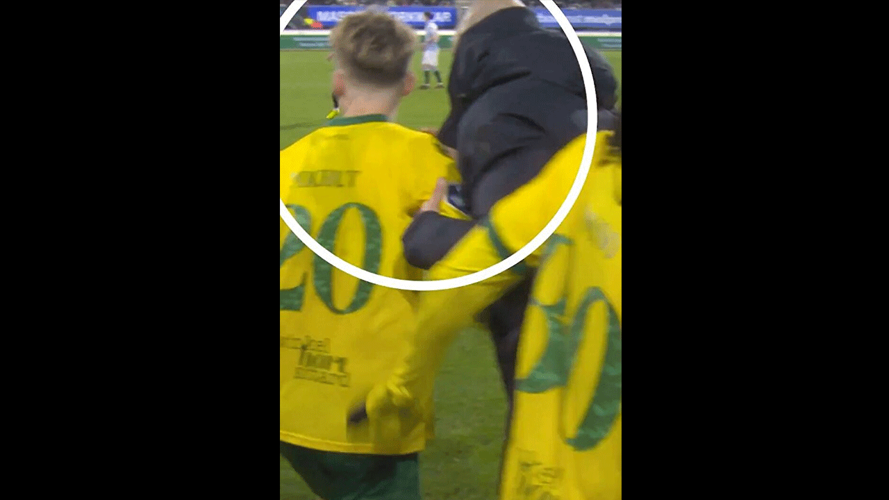 Foto - Hakem bile fark edemedi: Sahada şaşkına çeviren görüntü!