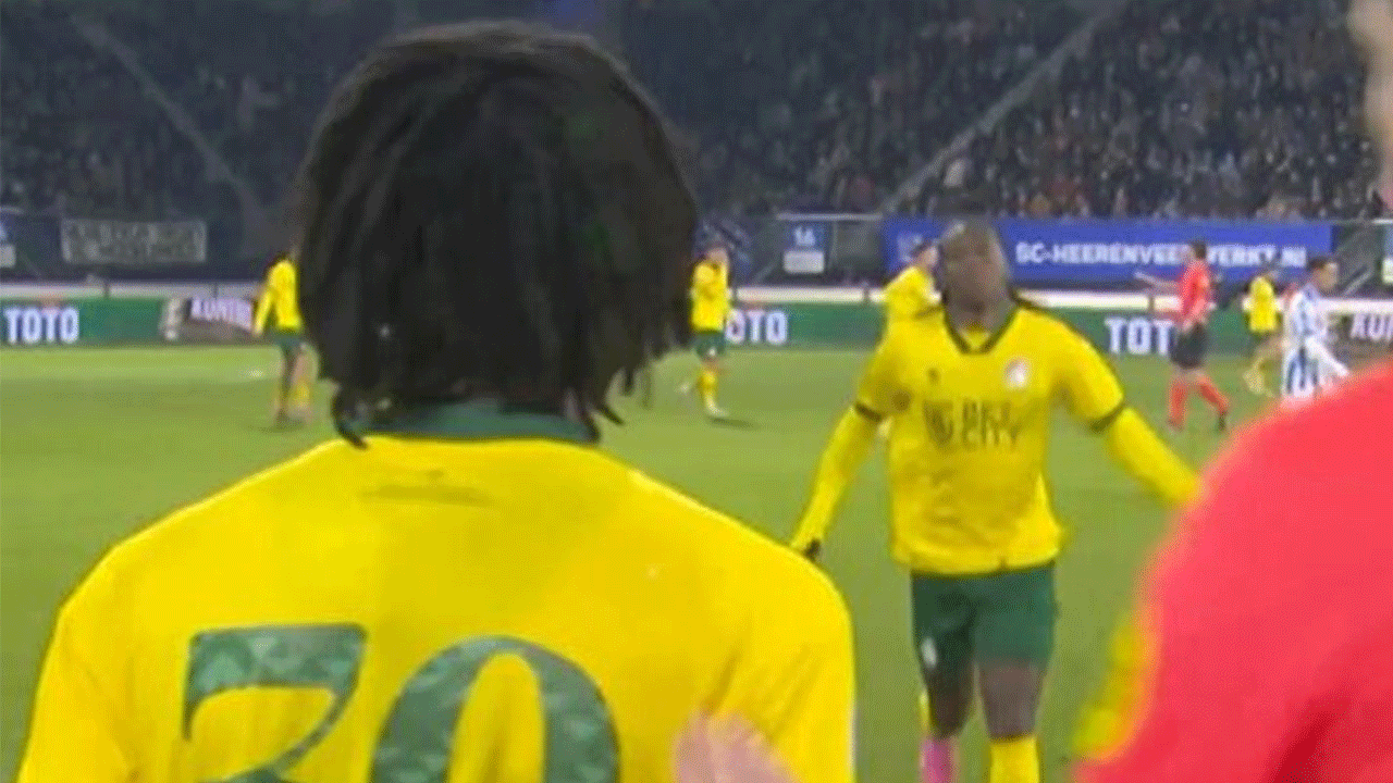 Foto - Hakem bile fark edemedi: Sahada şaşkına çeviren görüntü!