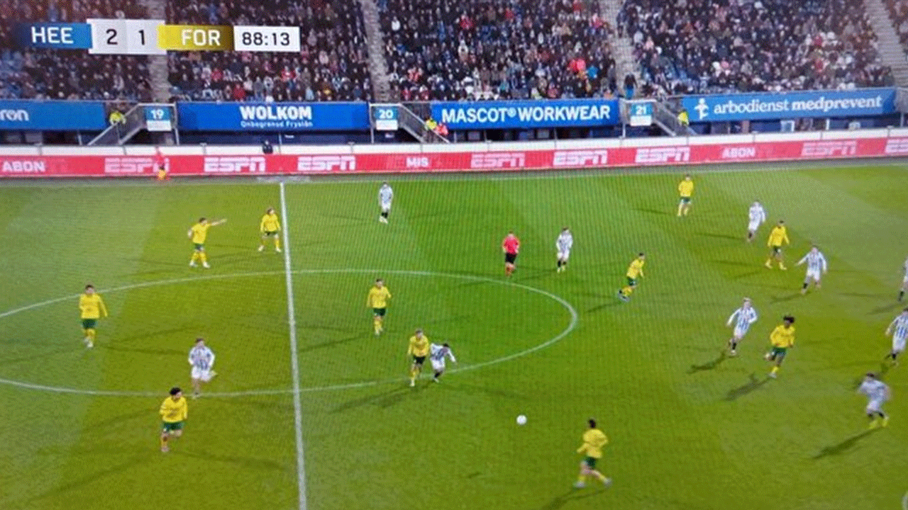 Foto - Hakem bile fark edemedi: Sahada şaşkına çeviren görüntü!