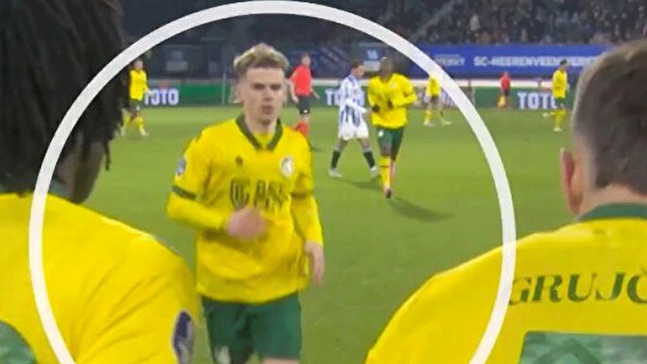 Foto - Hakem bile fark edemedi: Sahada şaşkına çeviren görüntü!