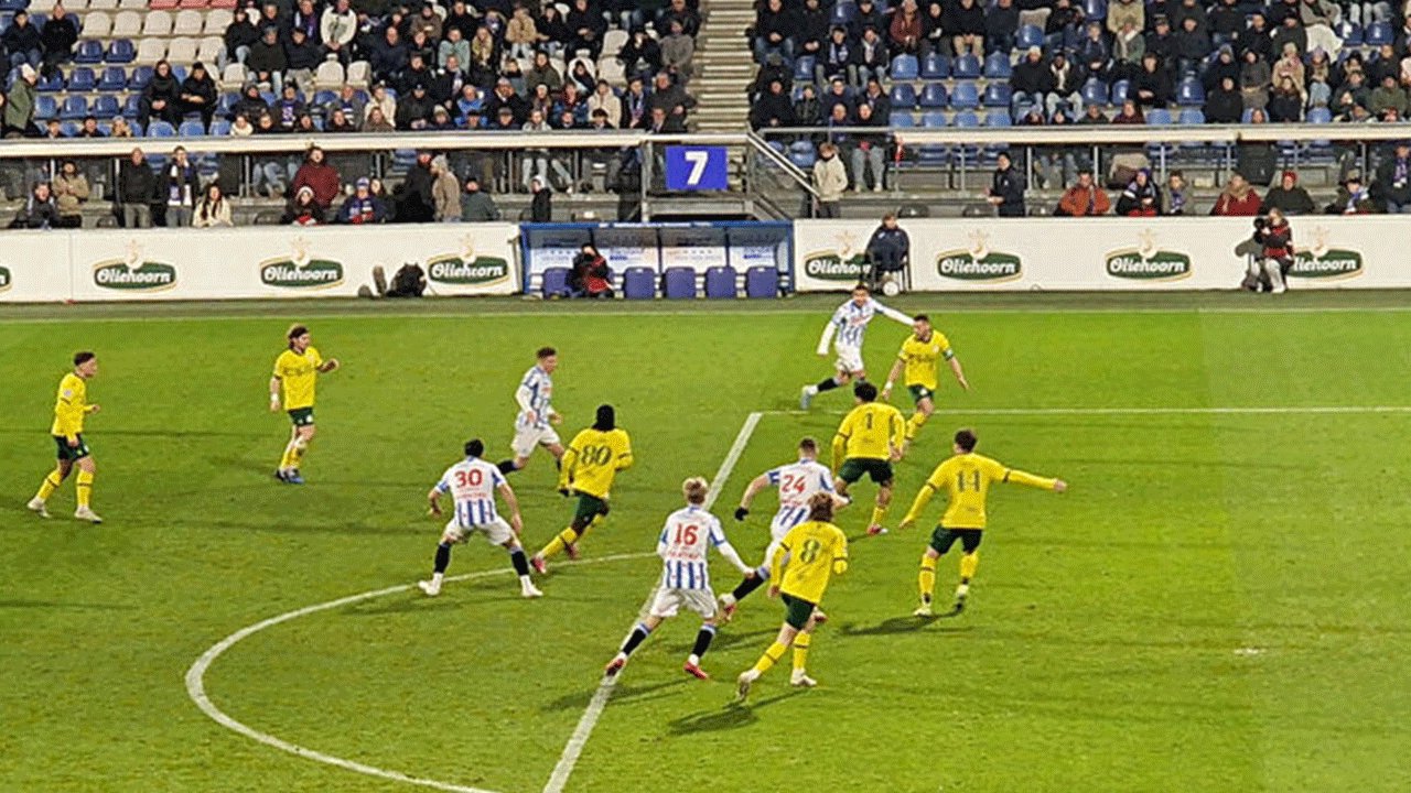 Foto - Hakem bile fark edemedi: Sahada şaşkına çeviren görüntü!