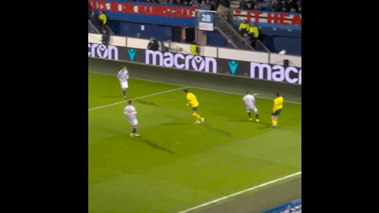 Foto - Hakem bile fark edemedi: Sahada şaşkına çeviren görüntü!