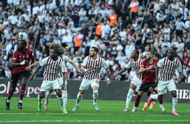 Foto - Hakem, Hataysporlu oyuncuyu sakatladı