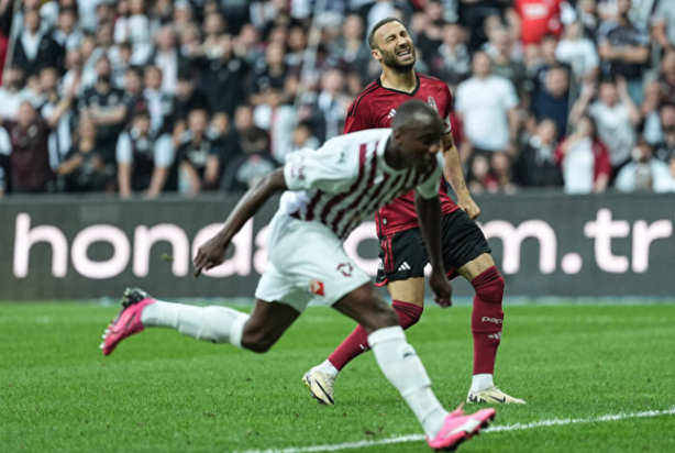 Foto - Hakem, Hataysporlu oyuncuyu sakatladı