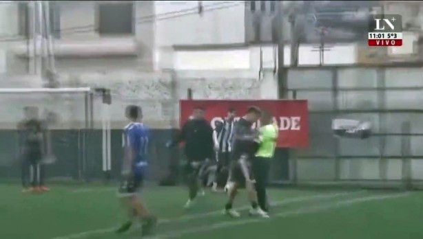 Foto - Hakeme saldıran futbolcu, maçın ardından öldürüldü! Direkt kafasına ateş edilerek infaz edildi 