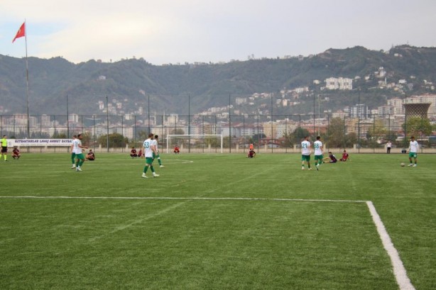 Foto - Hakemin kararını beğenmeyince…! Yeşil sahalarda görülmemiş hareket