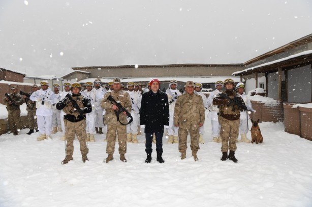 Foto - Hakkari Valisi'nden üs bölgesine ziyaret