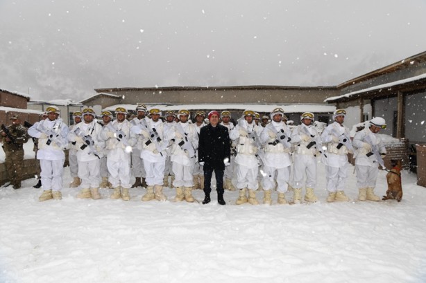 Foto - Hakkari Valisi'nden üs bölgesine ziyaret