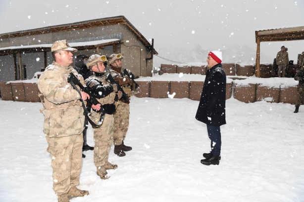 Hakkari Valisi'nden üs bölgesine ziyaret