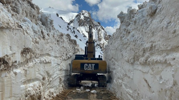 Foto - Hakkari’de 5 metreyi bulan karda yol açma çalışması