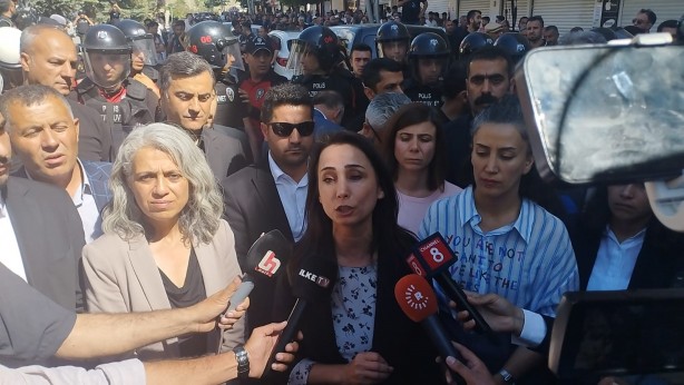 Foto - Hakkari'de DEM'liler polise saldırdı!