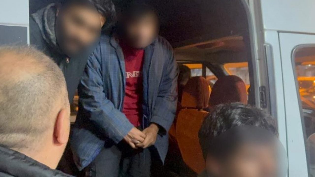 Foto - Hakkari’de feci kaza! Düzensiz göçmenleri taşıyan minibüs dereye uçtu! 20 yaralı