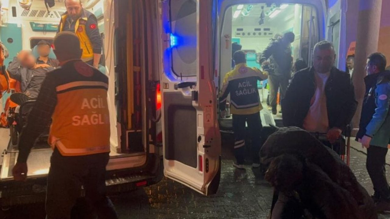 Foto - Hakkari’de feci kaza! Düzensiz göçmenleri taşıyan minibüs dereye uçtu! 20 yaralı