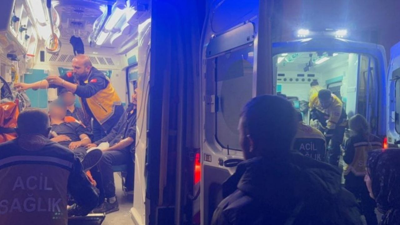 Hakkari’de feci kaza! Düzensiz göçmenleri taşıyan minibüs dereye uçtu! 20 yaralı