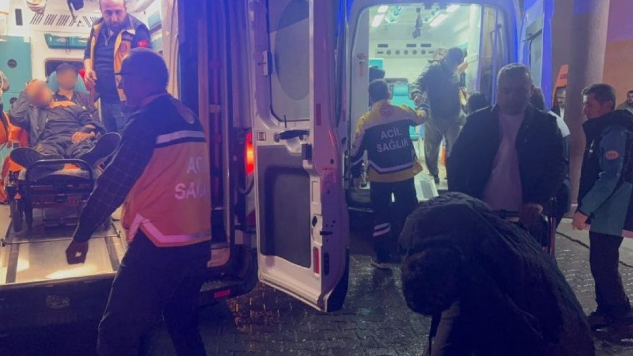 Foto - Hakkari’de feci kaza! Düzensiz göçmenleri taşıyan minibüs dereye uçtu! 20 yaralı