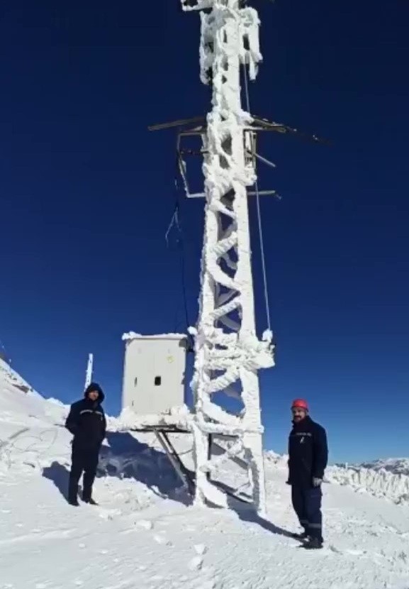 Foto - Hakkari'de hayrete düşüren görüntü! Vatandaşlar cep telefonuna sarıldı