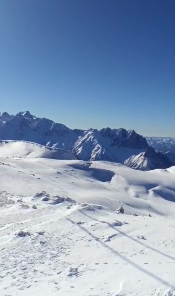 Foto - Hakkari'de hayrete düşüren görüntü! Vatandaşlar cep telefonuna sarıldı