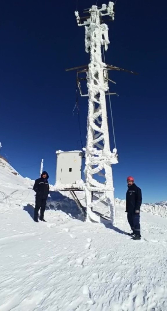Hakkari'de hayrete düşüren görüntü! Vatandaşlar cep telefonuna sarıldı