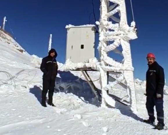 Foto - Hakkari'de hayrete düşüren görüntü! Vatandaşlar cep telefonuna sarıldı