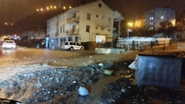 Foto - Hakkari’de sağanak yağış sele dönüştü! 15 mahalle sulara gömüldü