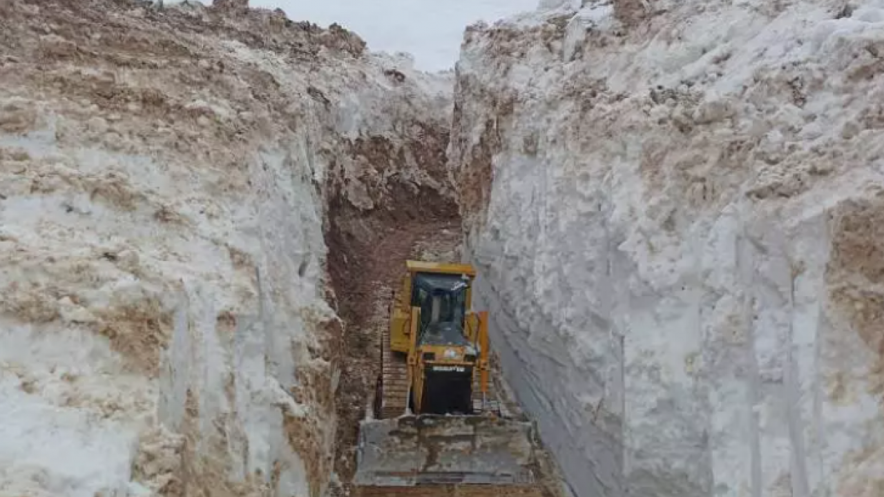 Hakkari'de şaşkınlık yaratan görüntü! 8 metreden yüksek!